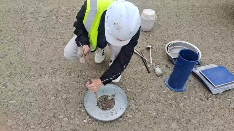 八里湖路水穩(wěn)底基層壓實(shí)度檢測