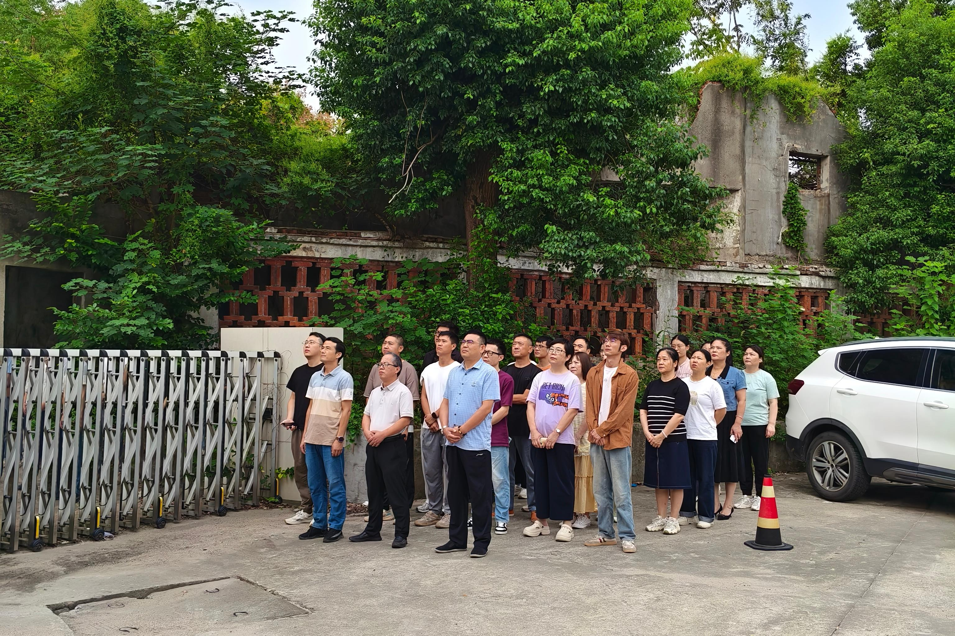 紅旗飄揚(yáng)迎國(guó)慶，初心如磐啟新程